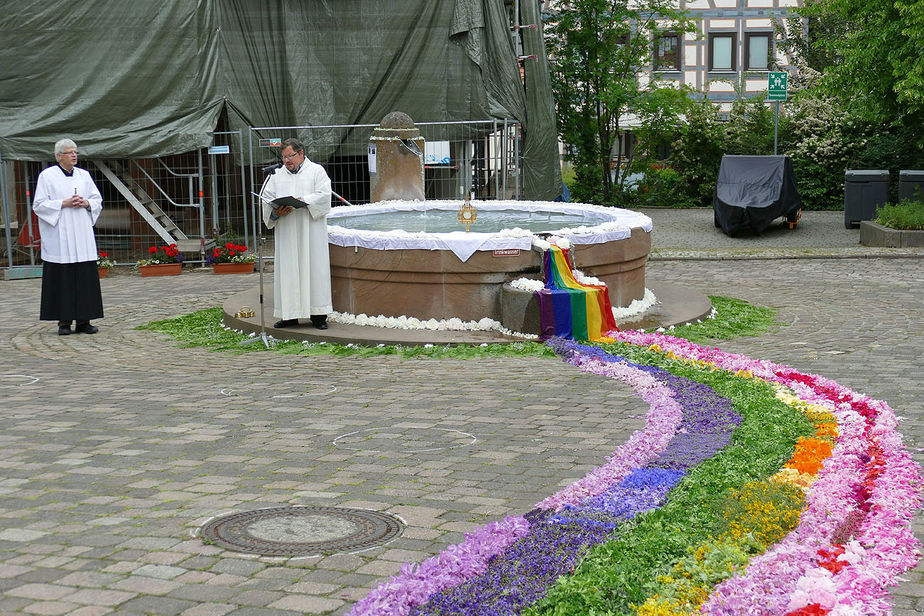 Blumenteppich auf dem Naumburger Marktplatz an Fronleichnam